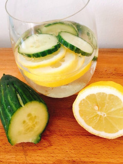 Una foto de Agua detox de pepino y naranja para adelgazar
