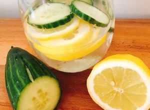 Una foto de Agua detox de pepino y naranja para adelgazar