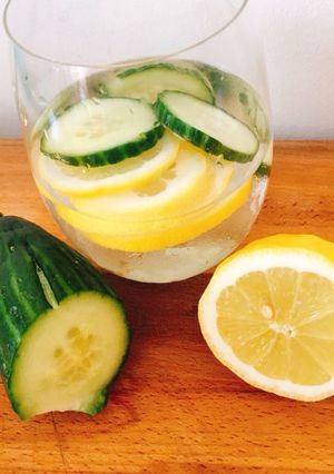 Una foto de Agua detox de pepino y naranja para adelgazar