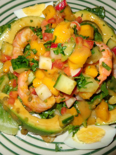 Una foto de Ensalada de camarones con mango y palta