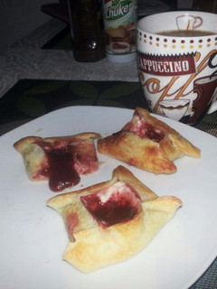 Una foto de Volcancitos de frutilla- sin azúcar ! 3 ingredientes!