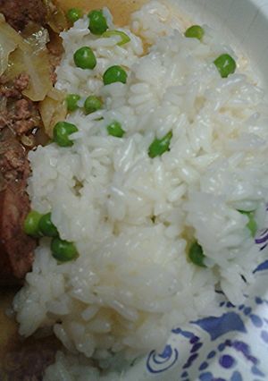 A picture of Sweet kaffir leaf rice with peas.