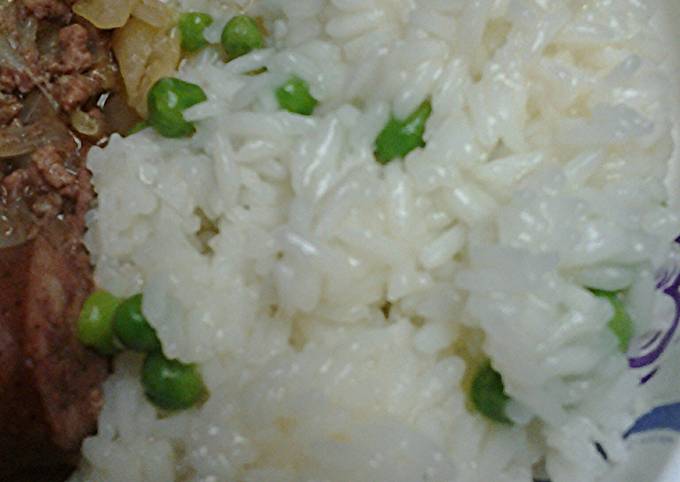 Sweet kaffir leaf rice with peas