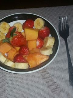 Una foto de Desayuno de frutas menta y miel de abeja