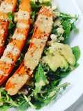 Insalata di rucola, carote arrosto, avocado e fichi secchi