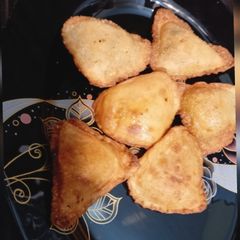 A picture of Chicken samosa in different shapes.
