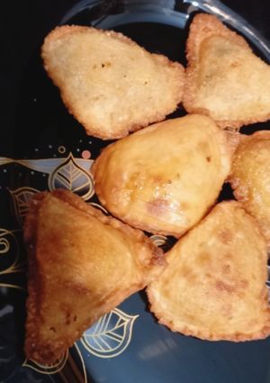 A picture of Chicken samosa in different shapes.