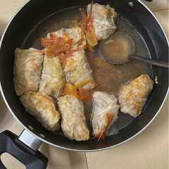 A picture of Bắp cải cuộn thịt sốt cà chua.