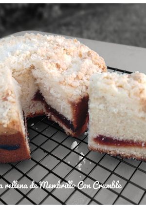 Una foto de Torta rellena de Membrillo Con Crumble