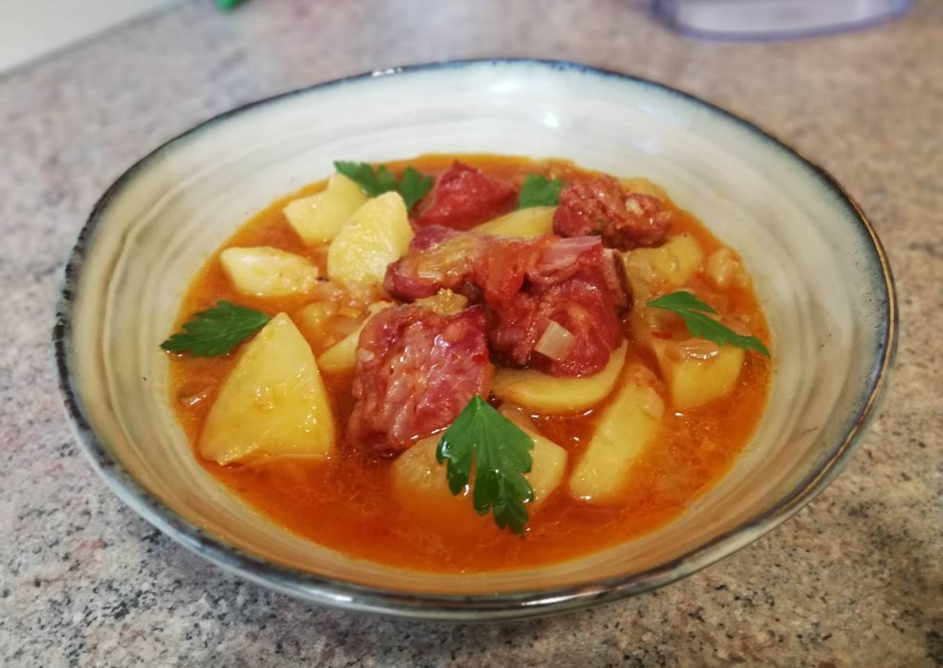 Guiso de patata con costilla adobada