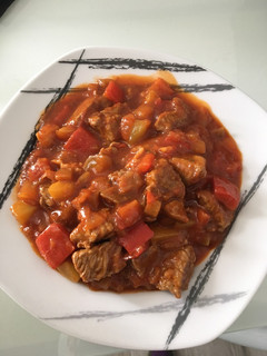 Una foto de Magro con tomate y verdura
