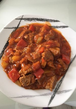 Una foto de Magro con tomate y verdura