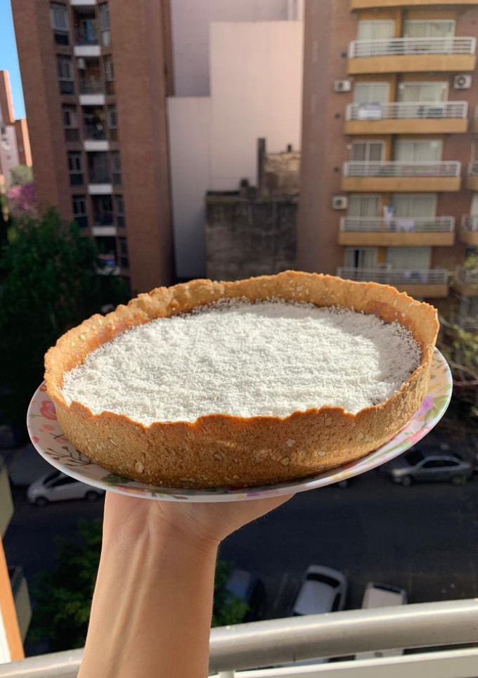 Una foto de Tarta de coco y dulce de leche light