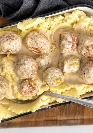 Una foto de Albóndigas de pollo en salsa cremosa con puré