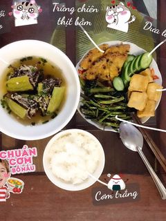 Hình của món Cơm 1 người - Canh khổ qua nhồi thịt, trứng chiên thịt, rau muống xào, đậu hũ chiên giòn, dưa leo.