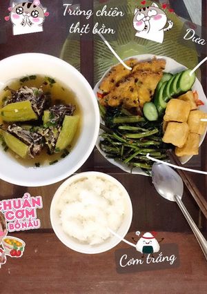 Hình của món Cơm 1 người - Canh khổ qua nhồi thịt, trứng chiên thịt, rau muống xào, đậu hũ chiên giòn, dưa leo.