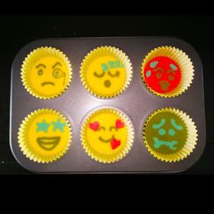 A picture of Emoji Cupcakes.