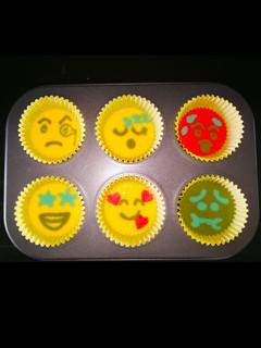 A picture of Emoji Cupcakes.