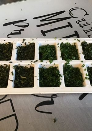 Une photo de Herbes fraîches au naturel (menthe, coriandre, persil frisé)