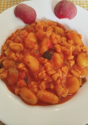 Una foto de Gnocchi con soja texturizada y pisto, a mi manera y plato único