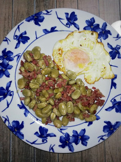 Una foto de Habas con jamón
