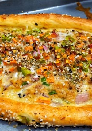 A picture of Turkish veggi pide with egg.