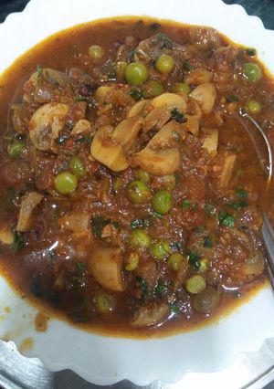 मशरूम मटर करी (Mushroom matar curry recipe in hindi) रेसिपी मुख्य फोटो