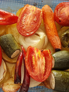 Una foto de Patatas al horno con verduras