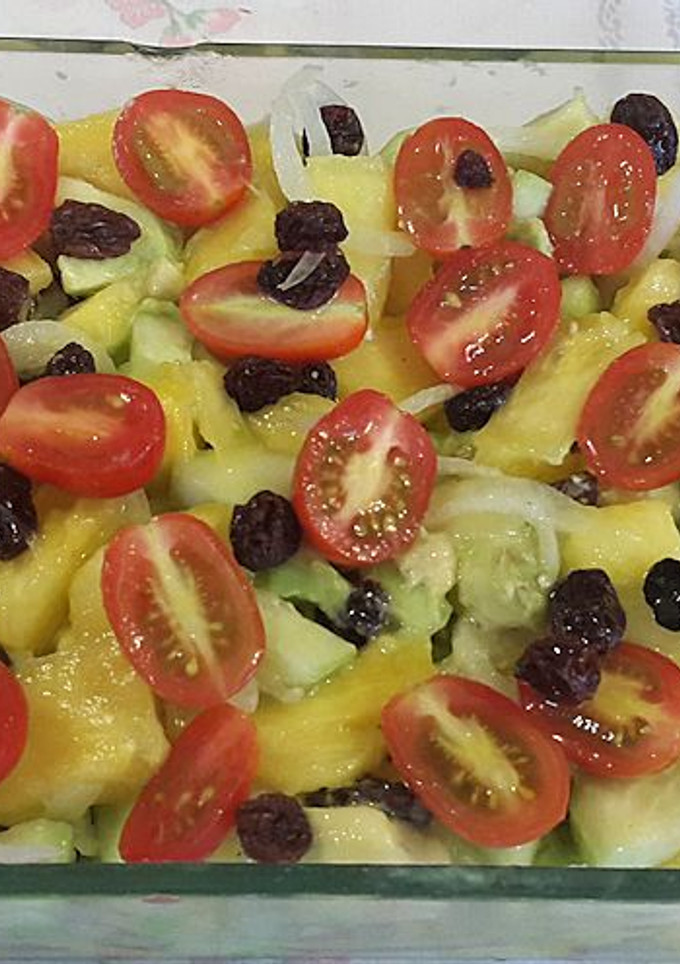 Una foto de Ensalada de palta, ananá y pasas de uva