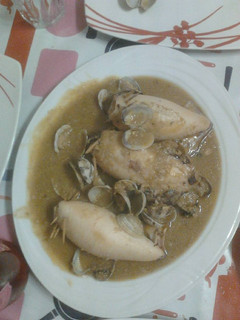 Una foto de Calamares rellenos en salsa con almejas