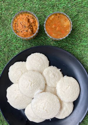 रवा इडली (rava idli recipe in Hindi) रेसिपी मुख्य फोटो