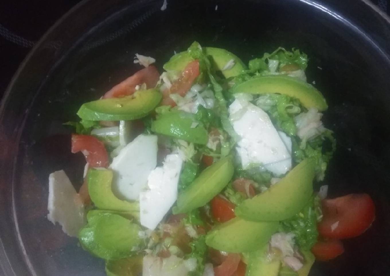 Ensalada de caballa con lascas de queso majorero y aguacate