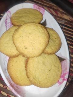 बेसन के बिस्कुट (besan ke biscuit recipe in hindi) रेसिपी मुख्य फोटो