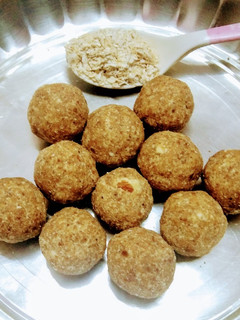 ஓட்ஸ் பாதாம் பேரிச்சை லட்டு(Oats Almond Dates Laddu recipe in tamil) செய்முறை முக்கிய புகைப்படம்