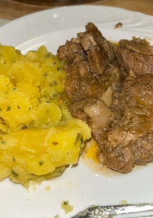 Hagymás tarja petrezselymes burgonyával🥩🧅 recept fotója
