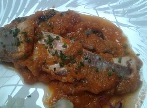 Una foto de Salmón en salsa de pimiento seco curtido en aceite