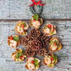 Una foto de Crispy wonton prawns cocktail basket 🧺🎄