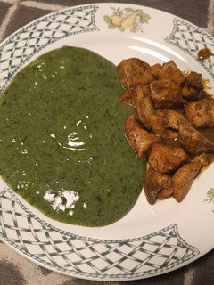 Una foto de Pollo al curry con puré de patata y espinacas