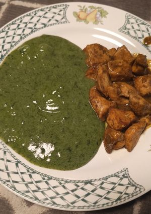 Una foto de Pollo al curry con puré de patata y espinacas
