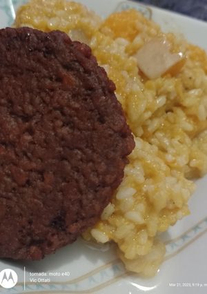 Una foto de Risotto vegano de calabaza con hamburguesa