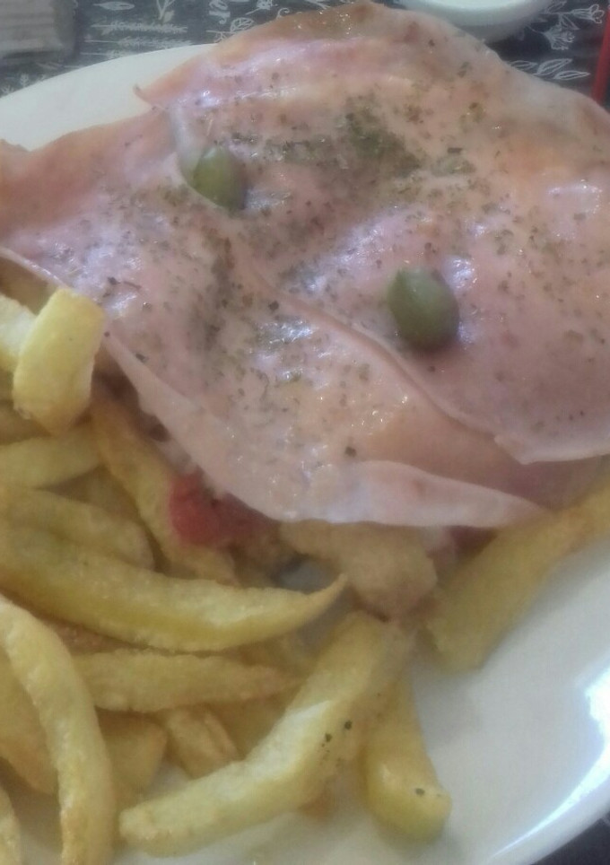 Una foto de Milanesa Napolitana Con Papas Fritas 😋