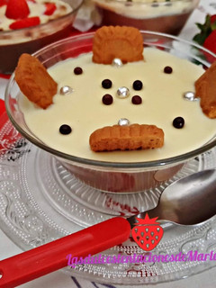 Una foto de Natillas caseras de chocolate blanco y negro