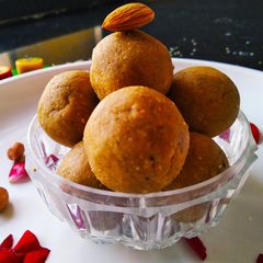 A picture of Peanut and till ladoo.