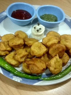 પાકા કેળા ના પકોડા(Paka kela pakoda Recipe in Gujarati) રેસીપી મુખ્ય ફોટો