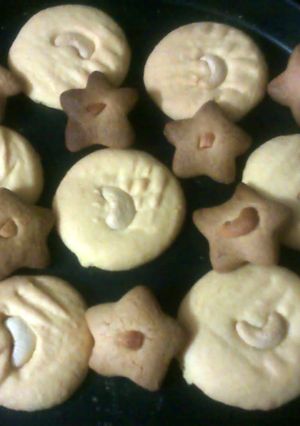 A picture of custard cookies.