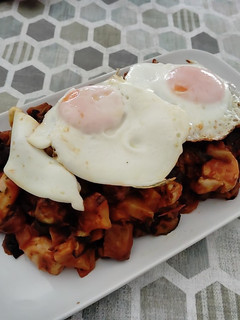 Una foto de Pisto con pechuga marinada y huevo y tomate natural