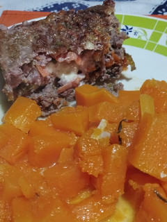 Una foto de Pan de carne con vegetales, aceitunas y corazón de queso con calabaza al romero