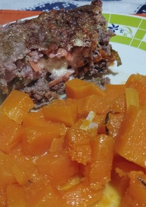 Una foto de Pan de carne con vegetales, aceitunas y corazón de queso con calabaza al romero
