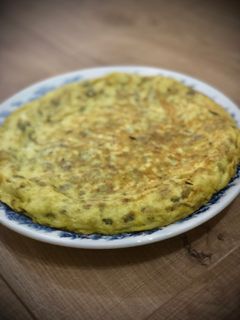Una foto de Tortilla de patatas y habitas baby