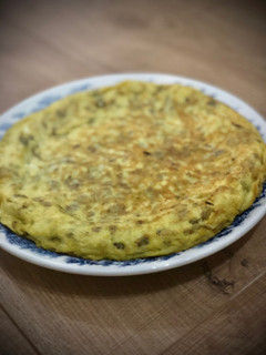 Una foto de Tortilla de patatas y habitas baby